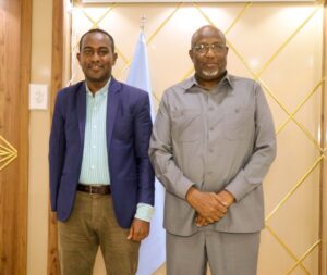 SJS Secretary-General, Abdalle Ahmed Mumin (left) and Speaker of Somali Parliament’s Lower House pose for a photo after a meeting in Mogadishu on Friday, 13 May 2022. | PHOTO/Official.