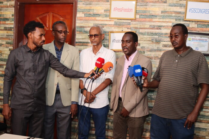 SJS Secretary-General, Abdalle Mumin and FESOJ Secretary-General, Farah Omar (centre) speak on behalf of SMSJ during a press conference in Mogadishu, Thursday 16 June, 2022. | PHOTO/SJS. Mohamed Jibril